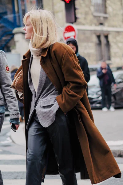 Trendig Fotgängare Går Gatan Paris Mode Vecka Höst Vinter 2018 — Stockfoto