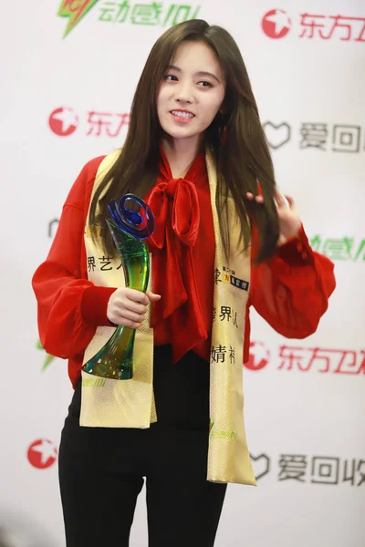 中国の歌手および女優朱景逸彼女のトロフィの舞台裏ポーズ中 中国トップ 音楽賞で 2018 年上海 2018 — ストック写真