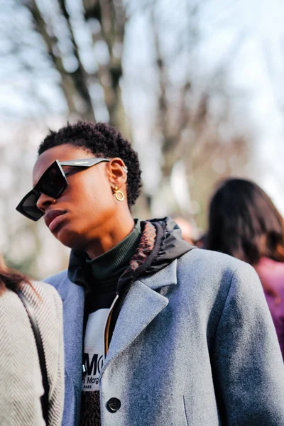 Trendig Fotgängare Går Gatan Paris Mode Vecka Höst Vinter 2018 — Stockfoto