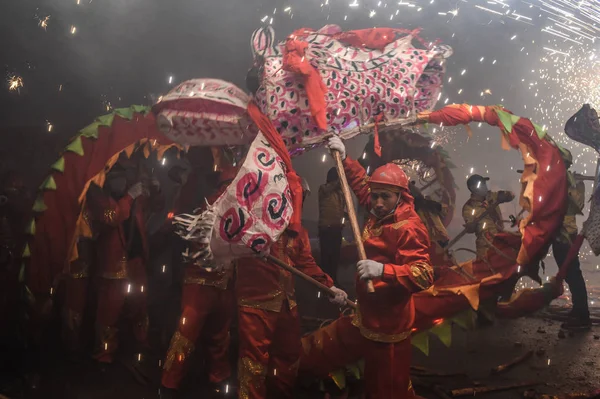 Исполнители Исполняют Танец Дракона Время Создания Фейерверков Ознаменование Предстоящего Фестиваля — стоковое фото