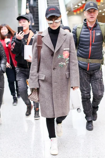 Die Chinesische Sängerin Yuchun Auf Dem Internationalen Flughafen Der Hauptstadt — Stockfoto