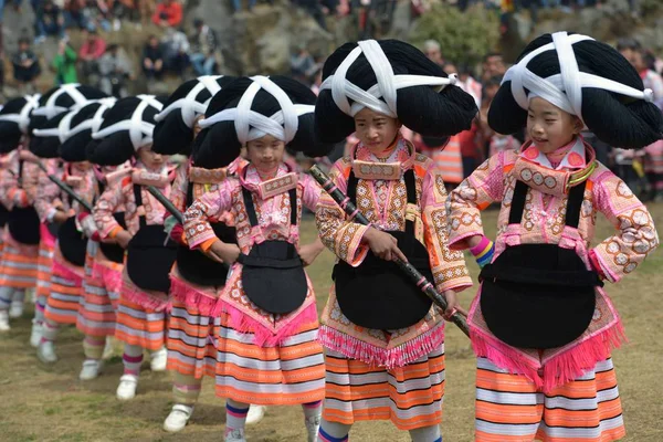 Kinesiska Kvinnor Och Flickor Miao Etniska Gruppen Klädd Traditionella Dräkter — Stockfoto