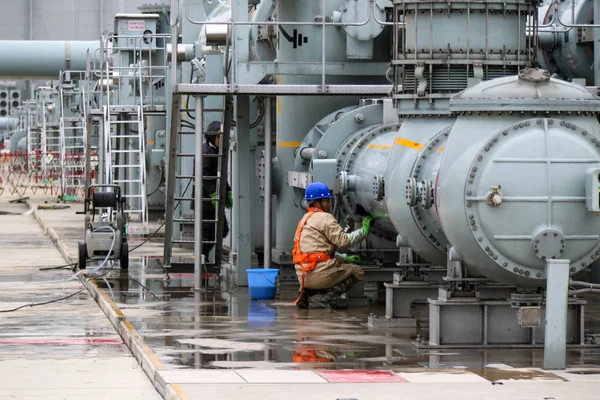 2018年1月23日 中国东部江苏省泰州市一家发电站 一名中国工人正在清理一台机器发电 — 图库照片