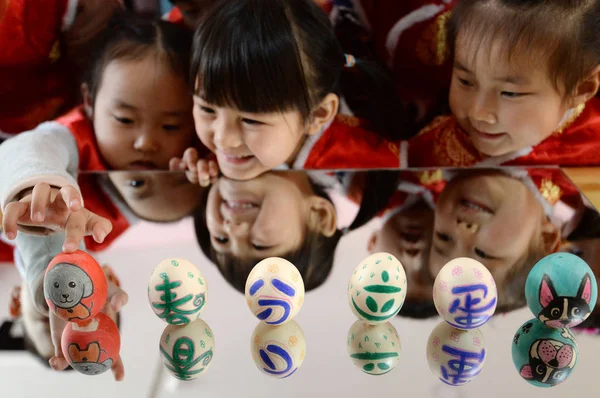 Los Niños Muestran Huevos Pintados Con Caracteres Colores Chinos Para — Foto de Stock