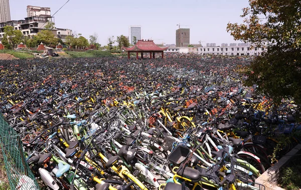 Ποδήλατα Των Κινεζικών Υπηρεσιών Διαμοιρασμού Ποδηλάτων Στοιβάζονται Γύρω Και Μέσα — Φωτογραφία Αρχείου