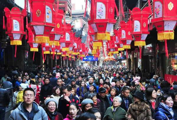 Turistas Lotam Jardim Jardim Yuyuan Segundo Dia Feriado Ano Novo — Fotografia de Stock