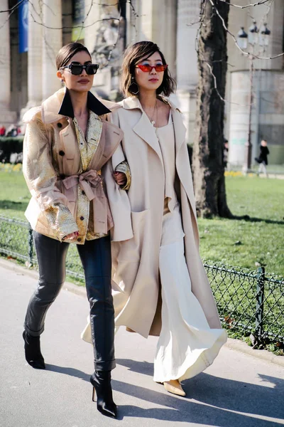 Trendy Pedestrians Walk Street Paris Fashion Week Fall Winter 2018 — стоковое фото