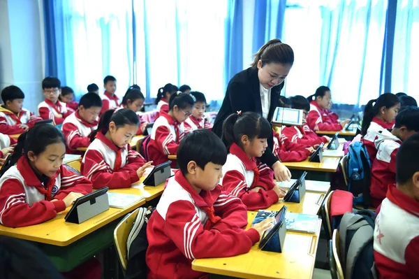 2018年4月24日 在中国南方河北省廊坊市一所小学 学生们在教室里上课时使用平板电脑 — 图库照片