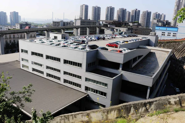 Fahrzeuge Stehen Aufgereiht Auf Einem Achtstöckigen Dachparkplatz Chongqing China April — Stockfoto