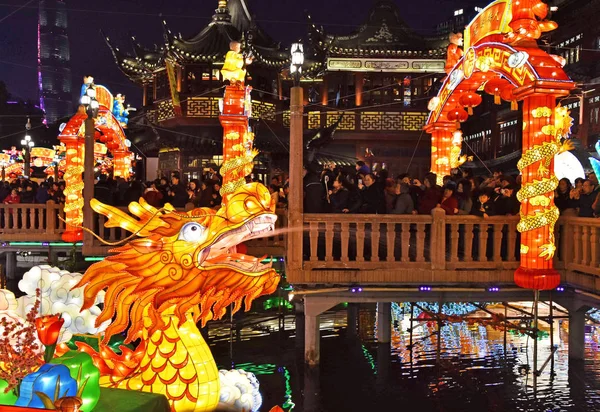 Turistas Desfrutam Lanternas Decorações Para Celebrar Ano Novo Lunar Chinês — Fotografia de Stock