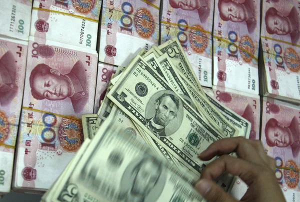 Chinese Clerk Counts Dollar Banknotes Rmb Renminbi Yuan Bills Bank — Stock Photo, Image
