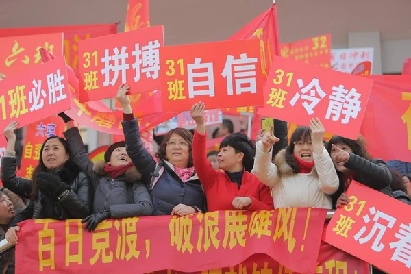 Les Parents Chinois Tiennent Des Banderoles Alors Que Leurs Enfants — Photo