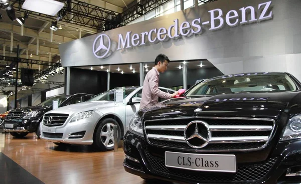 Les Gens Visitent Stand Mercedes Benz Daimler Lors Une Exposition — Photo