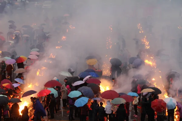 Chinese Gelovigen Branden Wierook Stokjes Bidden Voor Rijkdom Geluk Aanbidden — Stockfoto