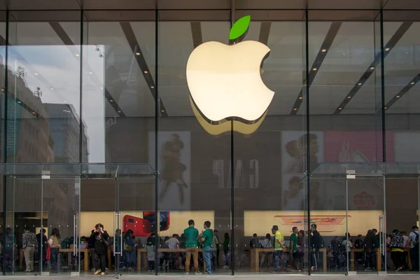 Вид Магазина Apple Store Листком Логотипа Apple Inc Подсвеченным Зеленым — стоковое фото
