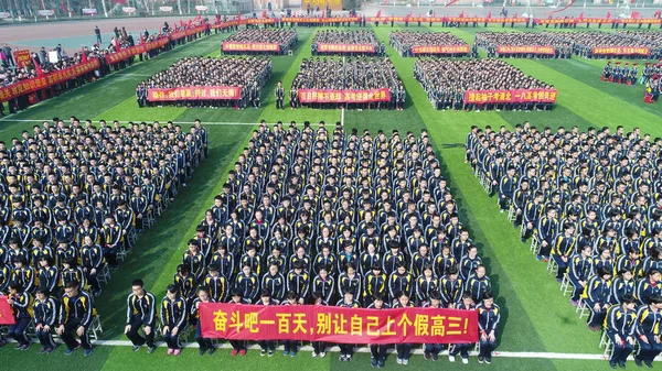 Unge Kinesiske Studenter Deltar Massemøte Forberede Den Kommende Årlige Skoleinngangseksamen – stockfoto