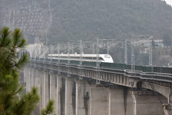 Crh Čínská Železniční Vysokorychlostní Trať Jezdí Vysokorychlostní Trati Chongqing Guiyang — Stock fotografie