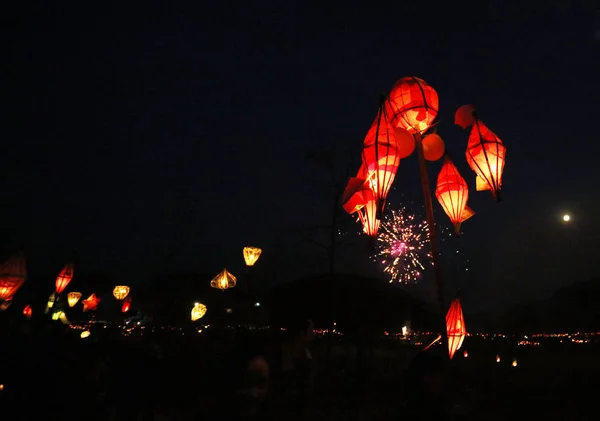 Kinesiska Bybor Hålla Upp Lyktor Att Markera Qima Festival Eller — Stockfoto