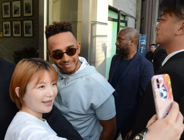 Motorista Britânico Lewis Hamilton Mercedes Tira Selfies Com Rua Xangai — Fotografia de Stock