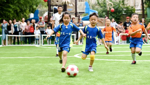 Kínai Gyerekek Vegyen Részt Egy Labdarúgó Versenyen Egy Óvoda Luoyang — Stock Fotó