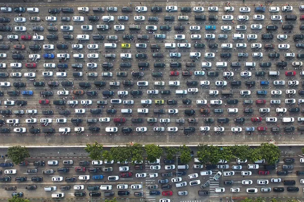 Luftaufnahme Von Massen Von Fahrzeugen Die Anstehen Auf Den Fährverkehr — Stockfoto