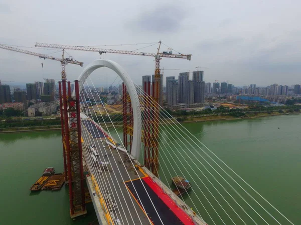 Aerial view of the construction site of the Baisha bridge, the world's largest asymmetrical cable-stayed bridge, to open soon in Liuzhou city, south China's Guangxi Zhuang Autonomous Region, 21 June 2018 — Stock Image Aerial View Construction Site Baisha Bridge World Largest Asymmetrical Cable Stock Image