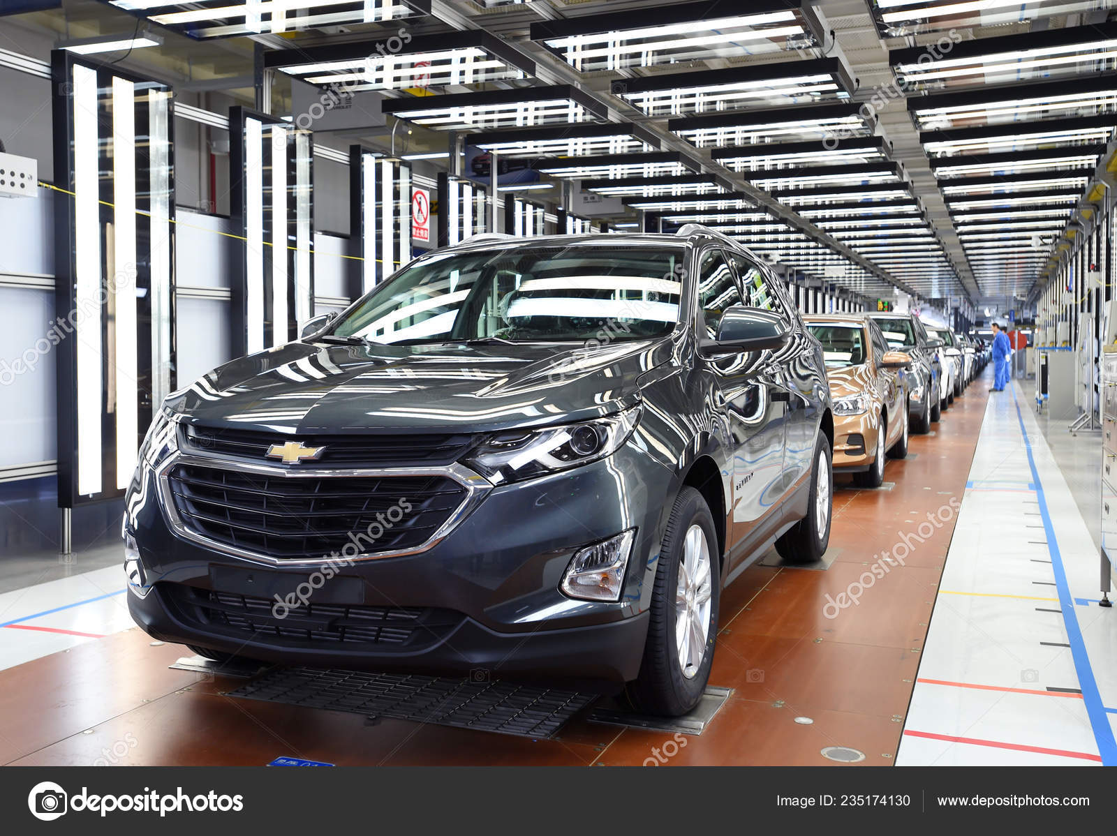 Carros Chevrolet Estão Sendo Montados Linha Montagem Uma Fábrica Automóveis  — Fotografia de Stock Editorial © ChinaImages #235174130