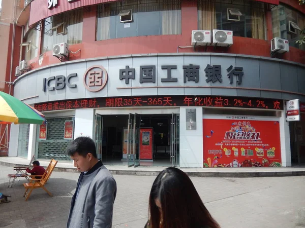 Pedestrians Walk Branch Industrial Commercial Bank China Icbc Chongqing China — Stock Photo, Image