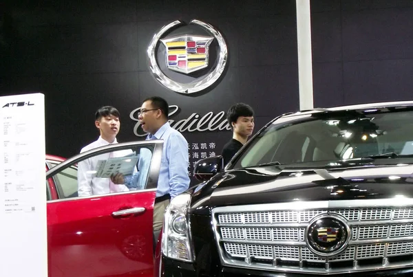 Gente Visita Stand Cadillac Una Empresa Conjunta Entre Saic Motor —  Fotos de Stock