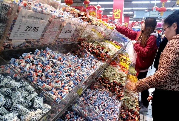 Clientes Compran Caramelos Supermercado Shanghai China Febrero 2018 — Foto de Stock