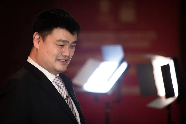 Отставная Звезда Китайского Баскетбола Мин Председатель Китайской Баскетбольной Ассоциации Cba — стоковое фото