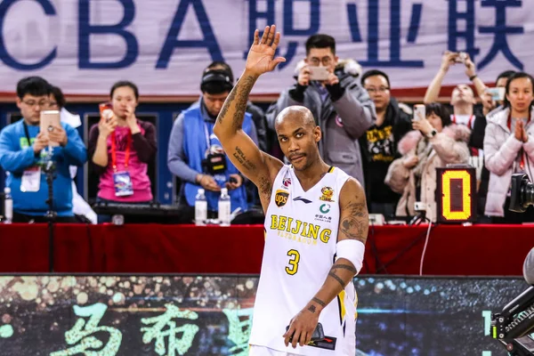 Stephon Marbury Van Peking Flydragon Gebaren Groeten Toeschouwers Tijdens Ceremonie — Stockfoto