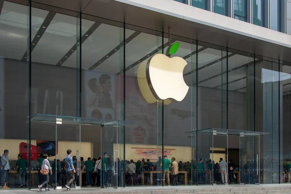 Пешеходы Проходят Мимо Магазина Apple Store Листом Логотипа Apple Inc — стоковое фото
