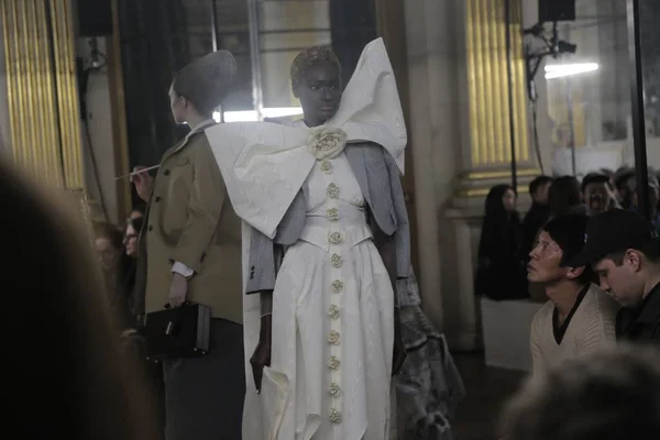 Una Modella Espone Una Nuova Creazione Alla Fiera Thom Browne — Foto Stock