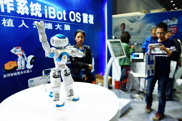 Látogatók Nézd Meg Xiaoi Robot Végző Során Kiállítás Sanghajban Kína — Stock Fotó