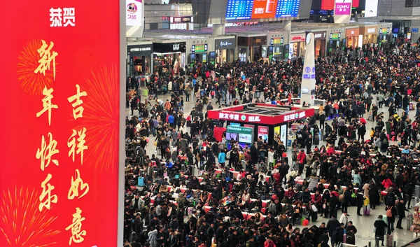 Los Pasajeros Llenan Estación Tren Hongqiao Mientras Regresan Casa Tren — Foto de Stock