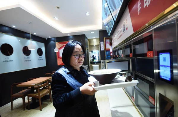 Consumer Takes Her Food First Unmanned Restaurant Opened Alibaba Group — Stock Photo, Image