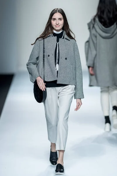 Modell Visar Skapelse Modevisning Blancvert Den Shanghai Mode Vecka Höst — Stockfoto