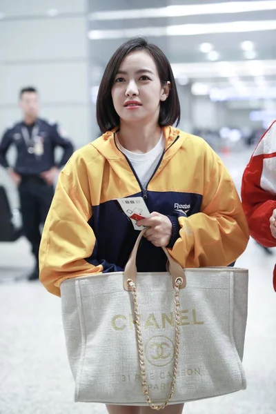 中国歌手 女演员维多利亚 宋或宋谦于2018年3月28日出发前抵达上海虹桥国际机场 — 图库照片