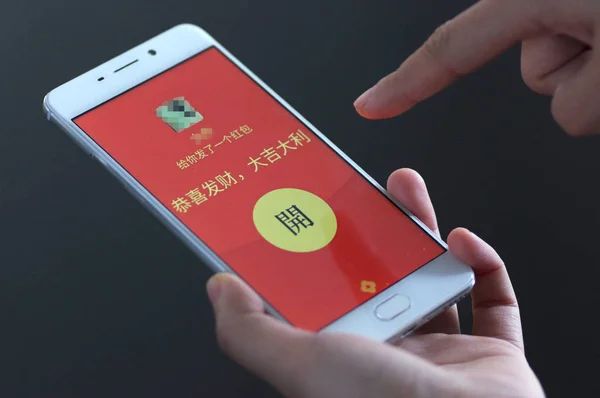 Mobile Phone User Gets Hongbao Red Envelope Mobile Messaging App — Stock Photo, Image