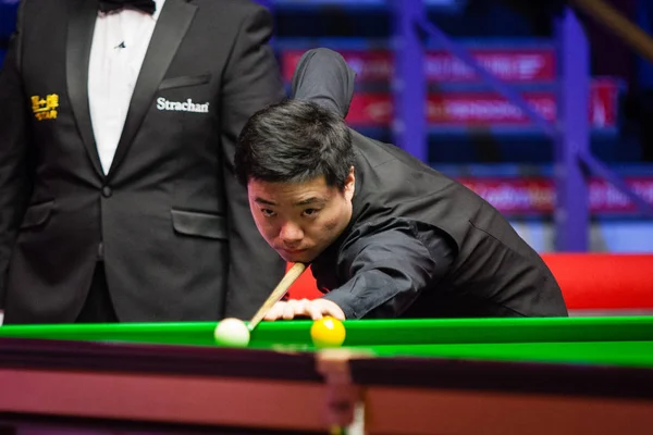 Ronnie Osullivan England Spelar Ett Skott Till Ding Junhui Kina — Stockfoto