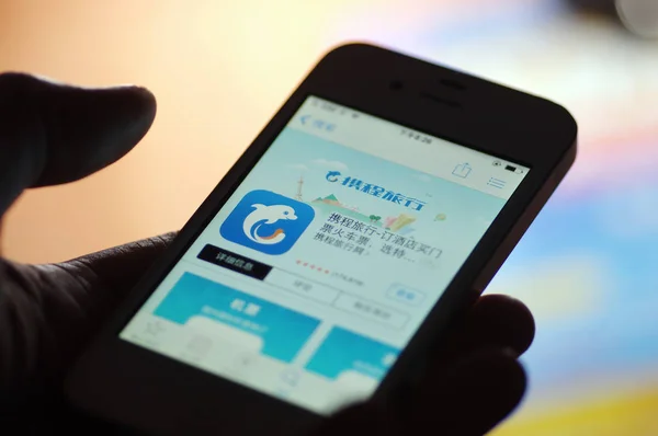 Mobile Phone User Shows Icon Chinese Online Travel Agency Ctrip — Stock Photo, Image