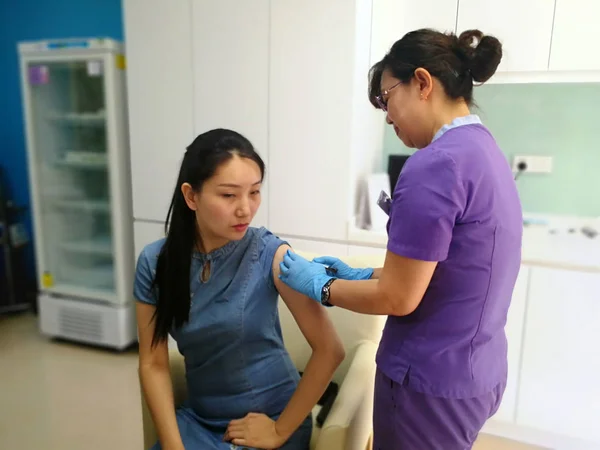 Une Chinoise Pékin Qui Est Première Vaccinée Recevoir Vaccin Monovalent — Photo