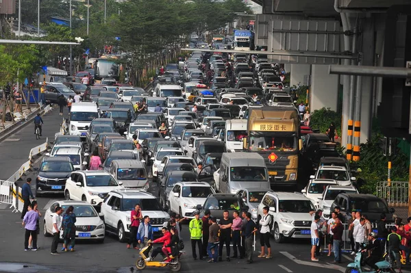 Lidé Dostanou Aut Aby Odpočinili Protože Masy Vozidel Jsou Lince — Stock fotografie