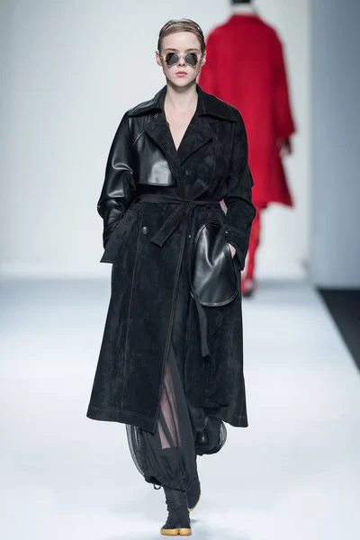 Modell Visar Skapelse Modevisning Deepmoss Den Shanghai Mode Vecka Höst — Stockfoto