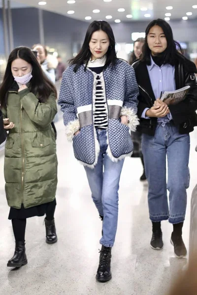 Modella Cinese Liu Wen Fotografata Mentre Arriva All Aeroporto Internazionale — Foto Stock