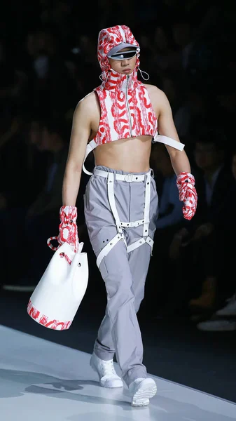 Modelo Muestra Una Creación Menswear Por Graduado Durante Desfile Moda —  Fotos de Stock