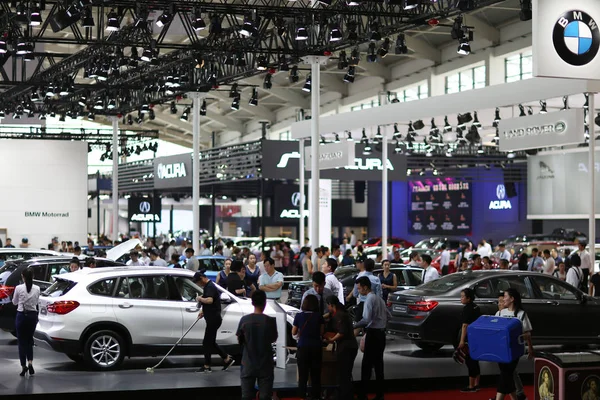 Gente Visita Stand Bmw Durante Una Exposición Automóviles Ciudad Shenyang —  Fotos de Stock