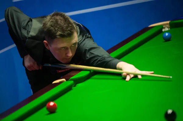 Kyren Wilson Van Engeland Speelt Een Schot Aan Matthew Stevens — Stockfoto