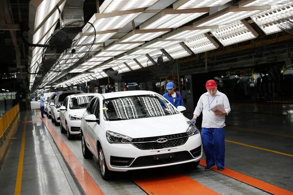 Trabajadores Chinos Montan Automóviles Línea Montaje Planta Automotriz Chery Ciudad — Foto de Stock